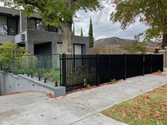 kew-steel-blade-fence-glass balustrade