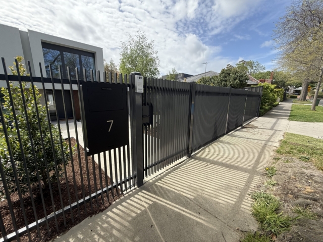 Aluminium blade fence, electric sliding gate &amp; pedestrian gate – Glen Iris