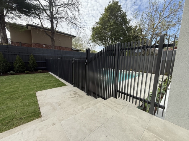 Aluminium blade pool fence and gate – Glen Iris