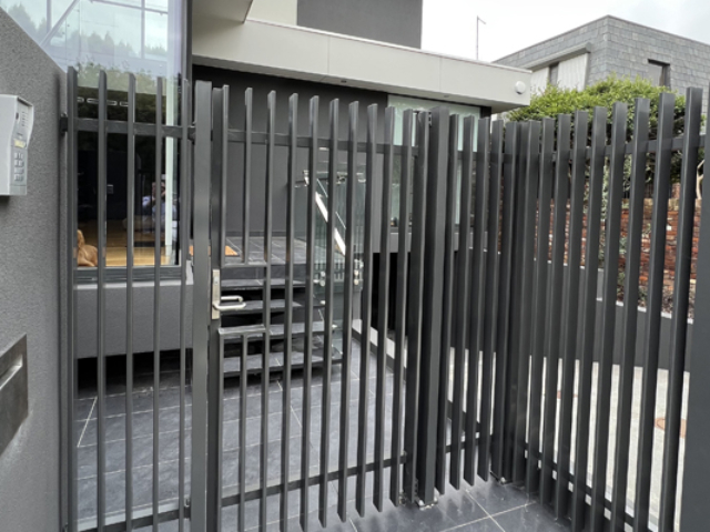 custom-aluminium-blade-fence-security-gate