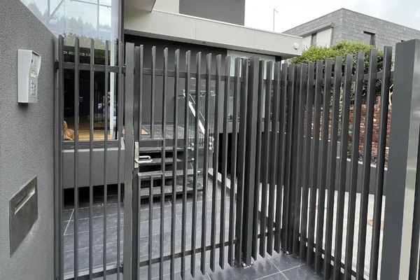 custom-aluminium-blade-fence-security-gate