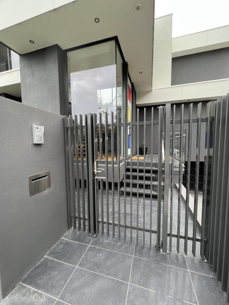 custom-aluminium-blade-fence-security-gate