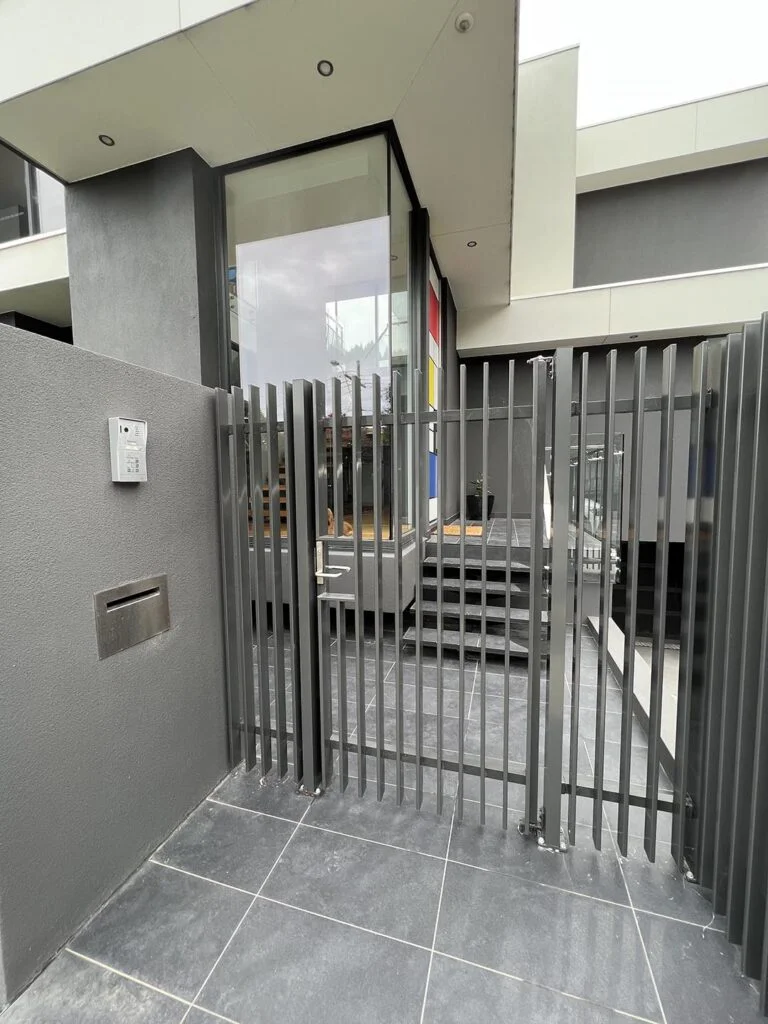 custom-aluminium-blade-fence-security-gate