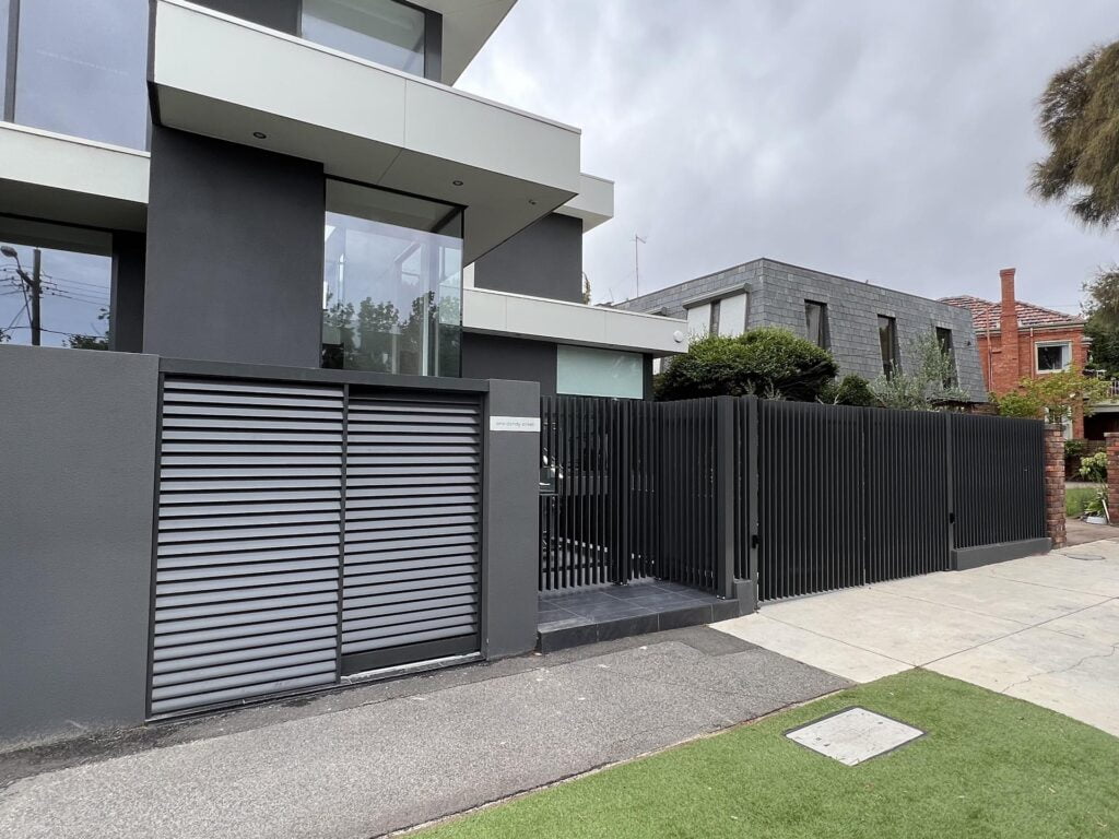 custom-aluminium-blade-fence-security-gate-swing-gate