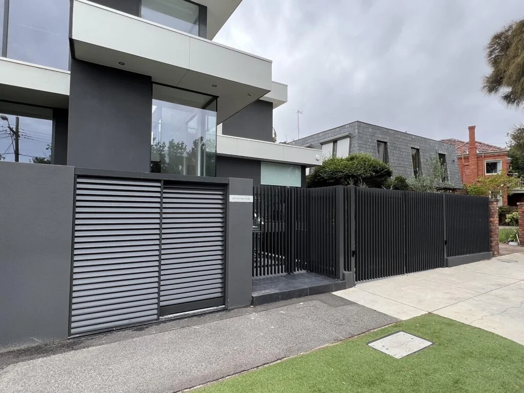 custom-aluminium-blade-fence-security-gate-swing-gate