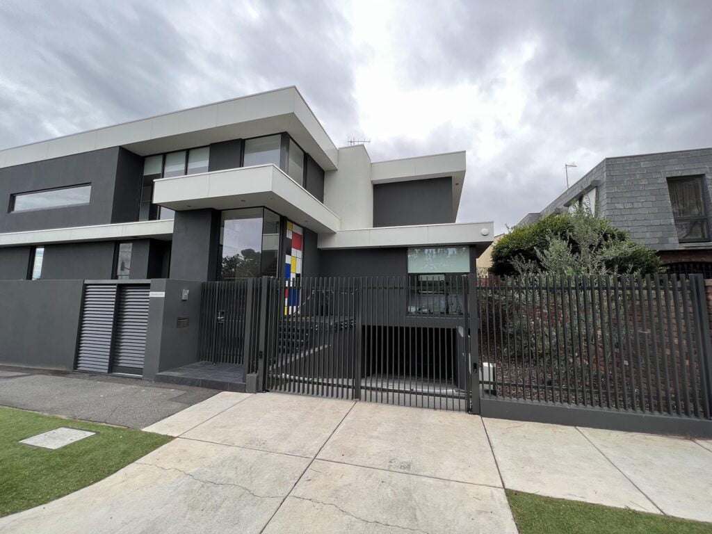 custom-aluminium-blade-fence-security-gate-swing-gate