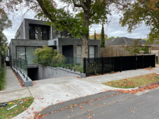 Steel blade fence and gate with glass balustrade - Kew kew-steel-blade-fence-glass balustrade