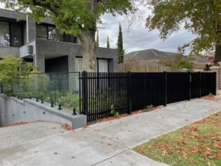 Steel blade fence and gate with glass balustrade - Kew kew-steel-blade-fence-glass balustrade
