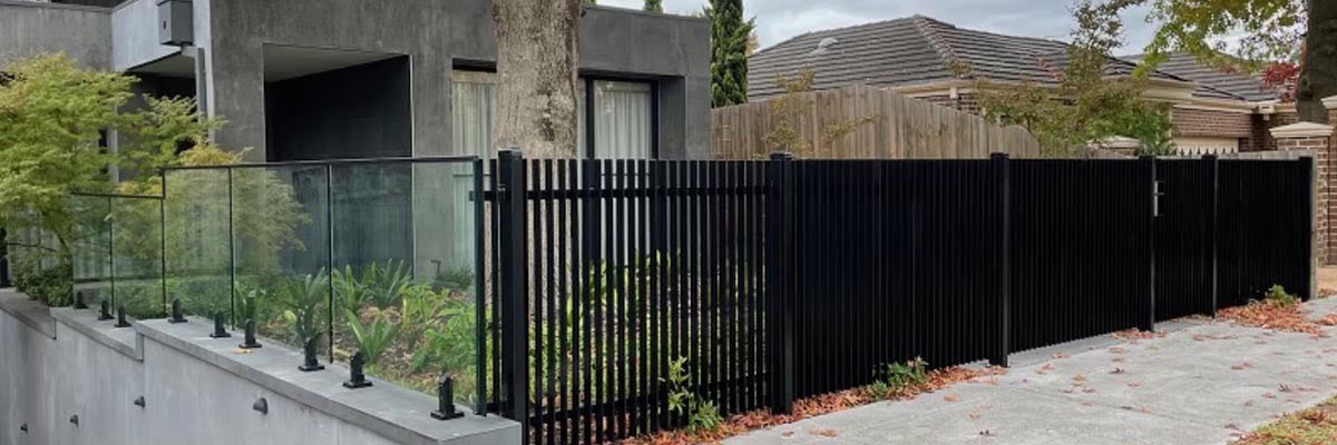 slider-kew-steel-blade-fence-glass balustrade-1200-400