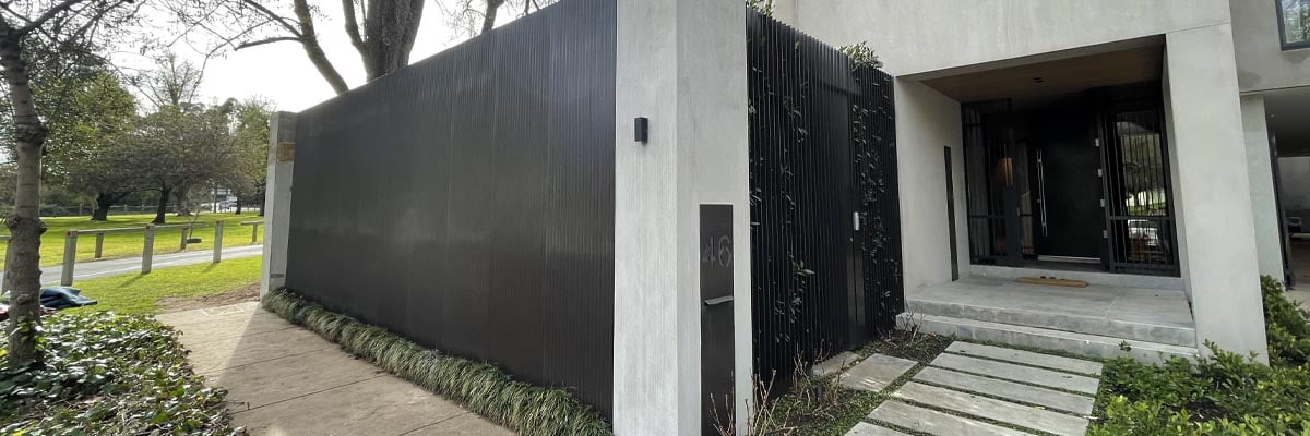 slider-toorak-steel-blade-louvre-fence-1200-400
