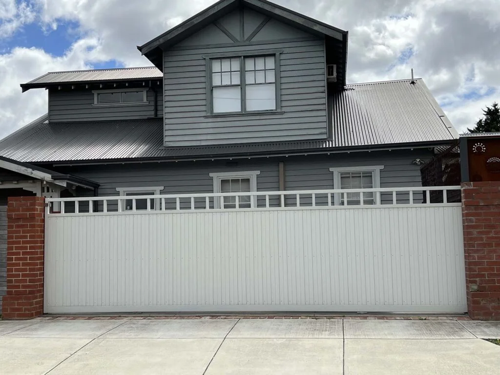 timber-clad-sliding-gate-hampton-style-1920